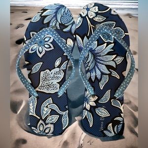 Vera Bradley Women’s Flip Flops- Very Nice Condition-Cute Pattern-Size Small 5-6